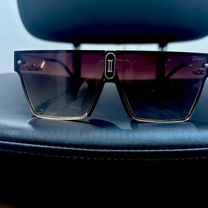 Beautiful detailed glasses.